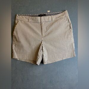 Banana Republic Gray Striped Seersucker material Women's Shorts Size 4 Excellent